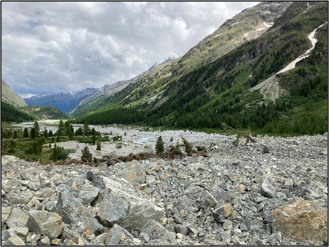Das Bild zeiht die durch den Fels-Eissturz vom Piz Scerscen verursachten Ablagerungen im unteren Bereich des Val Roseg im Juni 2024