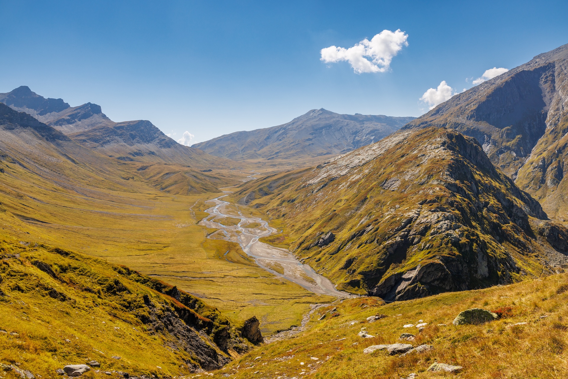 Greina-Hochebene mit Flusslandschaft und Bergen